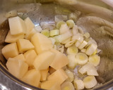 Foto del paso 2 de la receta: Crema de puerros, calabacín, patatas y quesitos