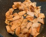รูปขั้นตอนการทำที่ 2 ของ ผัดกะเพราหมูยอและอกไก่ (เมนูเคลียร์ตู้เย็น)