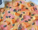 Une image de l'étape 1 de Tarte de patates douces, lait de coco, curry, saumon fumé et graines de courges.