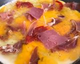 Foto del paso 1 de la receta: Huevos con jamón serrano y quesos