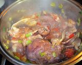 Foto del paso 3 de la receta Zarzuela especiada de oreja, mejilla, galtas y chorizos de cerdo al vino rosado