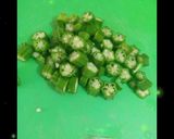 A picture of step 3 of Masala bhindi.