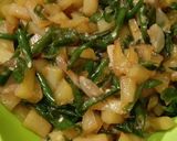Foto langkah ke 3 dari resep Tumis kentang cabe hijau.