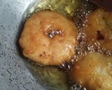 A picture of step 3 of मेदू वडा.