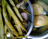 आलू ग्वार की फली (aloo guar ki phali recipe in Hindi) रेसिपी चरण 1 फोटो