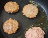 Foto langkah ke 3 dari resep Japanese Beef Hamburg Cheese Melt Steak.