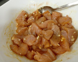 Foto del paso 1 de la receta: Garbanzos con pollo a la cúrcuma