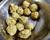 A picture of step 1 of Garlic Flavoured Makki Roti.