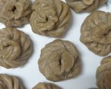 A picture of step 6 of Garlicky wheat momos.