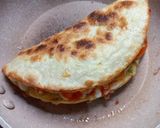 Foto langkah ke 6 dari resep Tortilla Egg Sandwich.