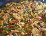 Foto del paso 6 de la receta: Revuelto de espárragos trigueros, champiñones, bacon y chorizo