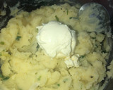 Foto del paso 2 de la receta: Bomba de papas al horno con verdeos y mozzarella