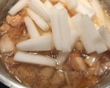 Hình bước làm 2 của món Canh sườn non, tôm khô nấu cải thảo và bắp cải, cà rốt.Thịt kho củ cải trắng với nước dừa