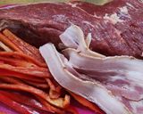 Foto del paso 2 de la receta: 🥩🥓🫑🥔Colita de cuadril rellena con morrón y panceta, con papas, al horno 🥔🫑🥓🥩