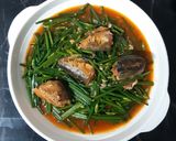 รูปขั้นตอนการทำที่ 2 ของ "ดอกกุยช่ายผัดปลากระป๋อง"Stir Fried Garlic chives with Canned
