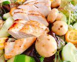 Hình bước làm 2 của món Salad Phi Lê Gà Áp Chảo Sốt Mè Rang