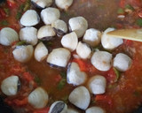 Foto del paso 5 de la receta: Bacalao con tomate pimientos y almejas