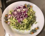 Une image de l'étape 6 de Salade de crabe au céleri, courgette, oignon rouge et olives noires.
