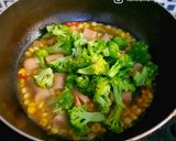 Foto langkah ke 5 dari resep Brokoli Sosis Saus Tiram.