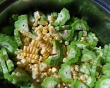 Foto langkah ke 1 dari resep Tumis Pare Jagung Manis.