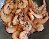 Foto langkah ke 2 dari resep Udang Pedas Mentega.