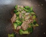 รูปขั้นตอนการทำที่ 3 ของ ผัดบร็อคโคลี่หมูสไลด์ [เมนูเด็ก]