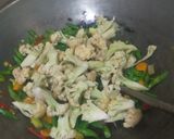 Foto langkah ke 6 dari resep Tumis Kembang Kol Buncis.