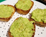 Foto del paso 3 de la receta: Tostas con aguacate y pollo