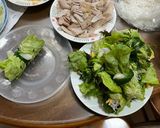 Hình bước làm 2 của món Hành cuốn