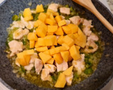 Foto del paso 3 de la receta: Pollo en salsa de tomate con patatas
