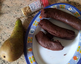 Foto del paso 1 de la receta: Empanada de morcilla, pera y piñones