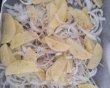 Foto del paso 2 de la receta: Pollo al limón y mantequilla con cama de cebolla y patatas al orégano