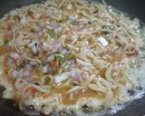A picture of step 2 of Vada Pav omelette.
