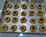 Foto langkah ke 7 dari resep Chocolate peanut thumbprint cookies (kue kering kacang krenyes).