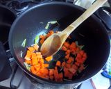 Foto del paso 2 de la receta: Crema de tomate y tostadas con aguacate