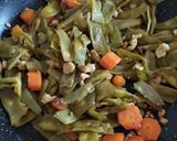 Foto del paso 3 de la receta: Judías verdes con pollo, pisto y huevo