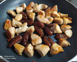 Foto del paso 5 de la receta: Pechuga de pavo con salsa de naranja, dátiles y almendras