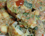 Foto langkah ke 4 dari resep Martabak Mie Bayam Keju.