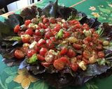 Une image de l'étape 11 de Salade de tomates cerises aux pickles, olives et feta.