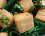 รูปขั้นตอนการทำที่ 2 ของ "ผัดดอกกุยช่ายเต้าหู้ปลา"Stir Fried Garlic Chives with Fish Tofu