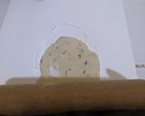 Foto langkah ke 4 dari resep Kue bawang seledri.