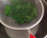 Foto del passaggio 3 della ricetta Spaghetti con cipolla di tropea e vongole su crema di porro e basilico