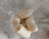 A picture of step 1 of Banana and Strawberry Smoothie.