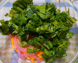 Foto del paso 3 de la receta: Rúcula, zanahoria, cebolla morada en ensalada