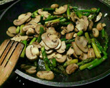 Foto del paso 1 de la receta: Hojaldre de champiñones y espárragos verdes