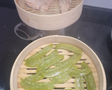 Foto del paso 2 de la receta: Salmón con tirabeques al vapor y dos salsas