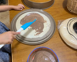 Foto del paso 2 de la receta: Tarta de obleas tipo huesitos para cumpleaños ¡genial para hacer con niños!
