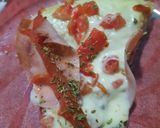 Foto del paso 7 de la receta: Pizza mitad mantecoso, jamón y morrón, mitad con 3 quesos