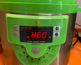 Foto del paso 4 de la receta: Bizcocho de yogur de fresa con pepitas de chocolate.Thermomix y tradicional. En horno y en olla GM