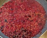 Foto del passaggio 3 della ricetta Risotto alla barbabietola su fonduta di stracchino